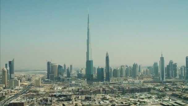 O horizonte de Dubai com o arranha-céu Burj Khalifa — Vídeo de Stock