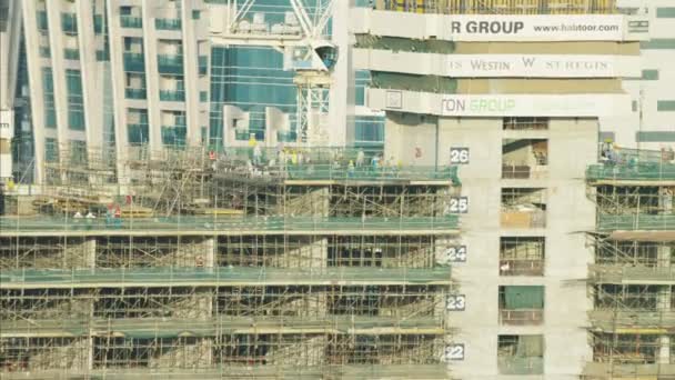 Sitio de construcción con grúas altas en Dubai — Vídeos de Stock