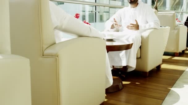 Arabische business mannetjes handdruk — Stockvideo