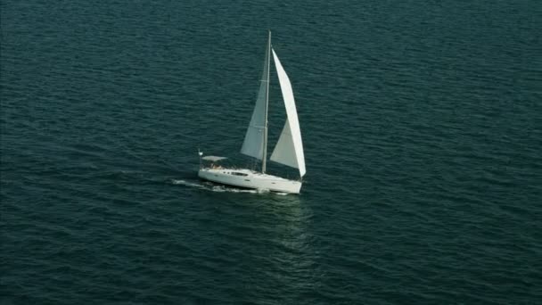 Iate de luxo à vela com pessoas em férias — Vídeo de Stock