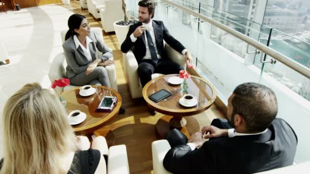 दुबई कार्यालय भवन में बैठक कर रही व्यापार टीम — स्टॉक वीडियो