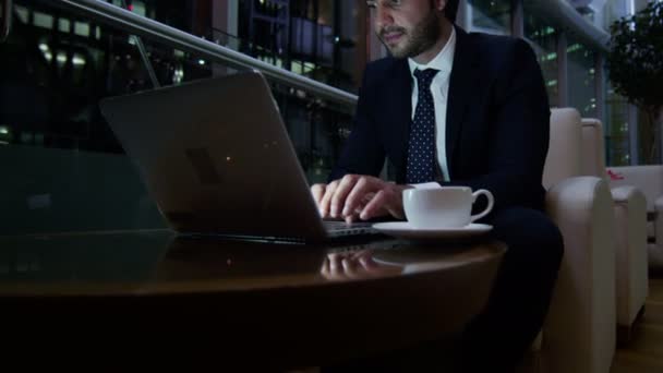 Empresário árabe trabalhando no laptop à noite — Vídeo de Stock