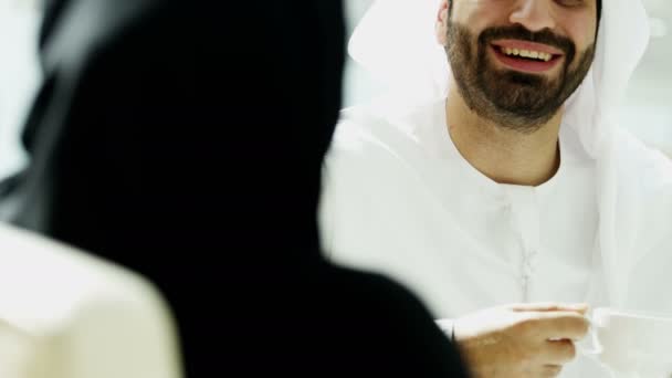 Арабська бізнесмен і підприємець обговорення в офісі — стокове відео