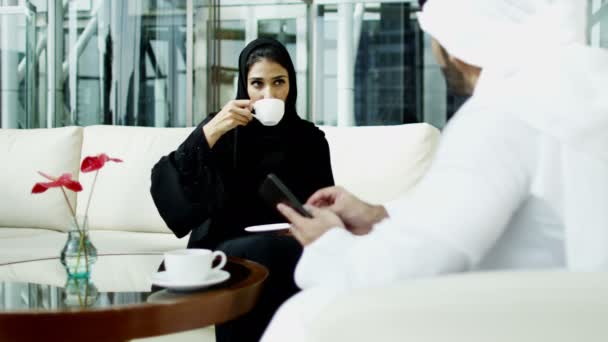 Arabische Geschäftsfrau und Geschäftsfrau treffen sich im Hotel — Stockvideo