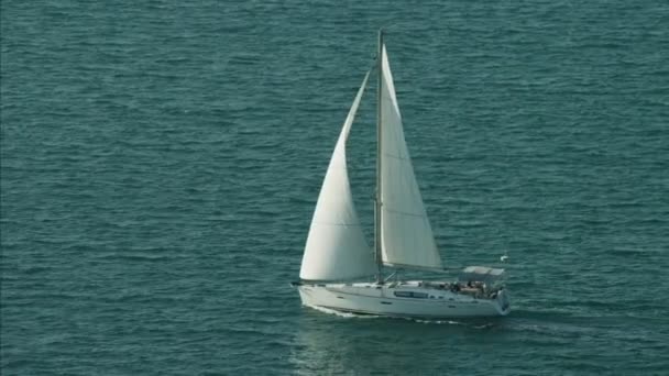 Segling lyxyacht med folk på semester — Stockvideo