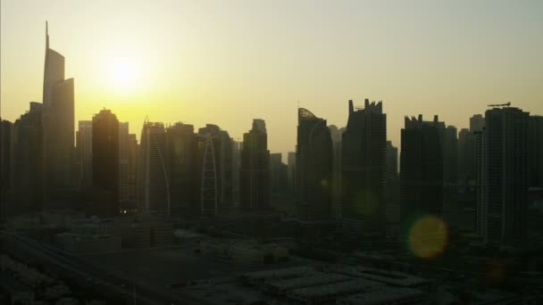 Luchtfoto van Dubai stad bij zonsondergang — Stockvideo