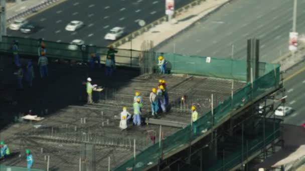 Chantier de construction avec grues hautes à Dubaï — Video