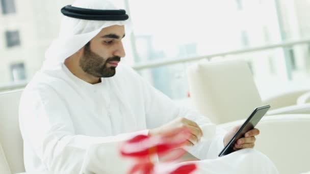 Arabský obchodník pomocí digitálních tabletu — Stock video