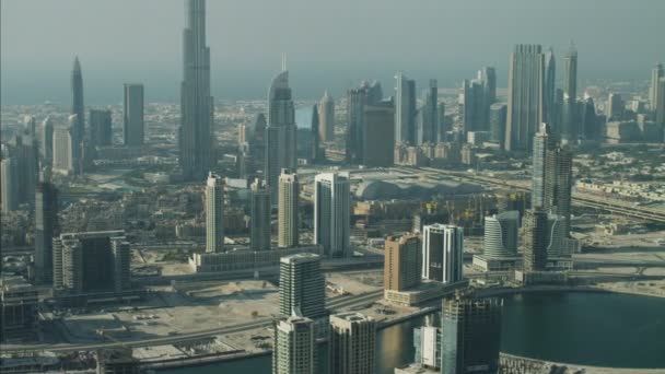 Luchtfoto van de skyline van de stad dubai — Stockvideo