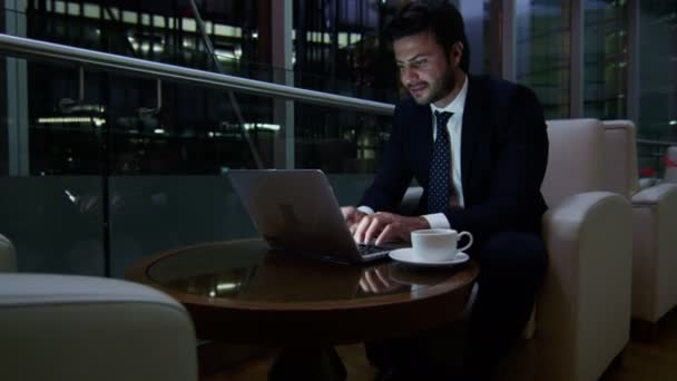 Hombre de negocios árabe trabajando en el ordenador portátil por la noche — Vídeos de Stock