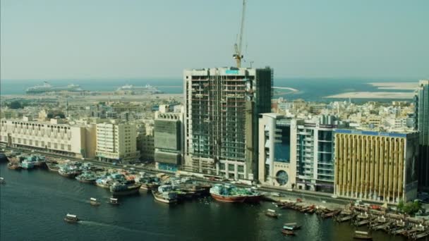 Vista aérea de Dubai Creek Waterfront — Vídeos de Stock