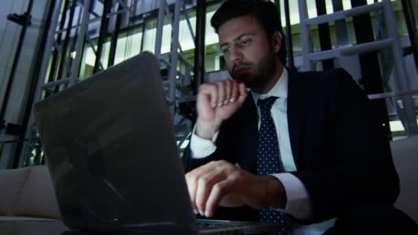 Arabic businessman working on laptop at night — Stock Video