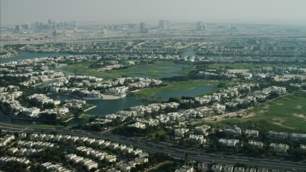 Paisaje con casas de lujo en Dubai — Vídeos de Stock