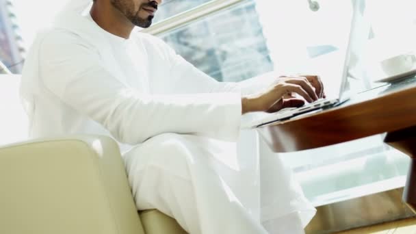 Homem de negócios em vestido tradicional trabalhando no laptop — Vídeo de Stock