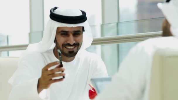 Arabski biznesmen przy użyciu smartfona — Wideo stockowe