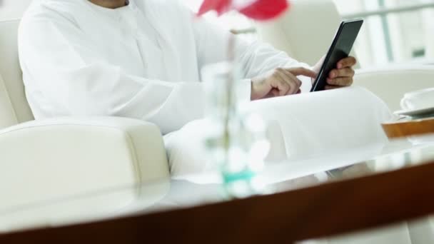 Homme d'affaires arabe utilisant une tablette numérique — Video