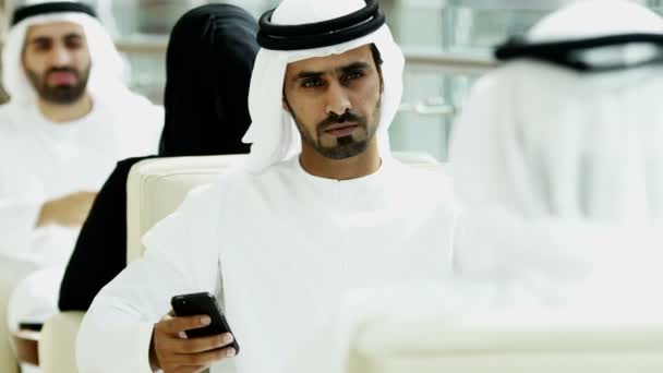 Uomo d'affari arabo utilizzando smartphone — Video Stock