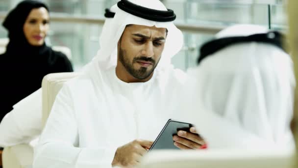 Homme d'affaires arabe utilisant mini tablette — Video