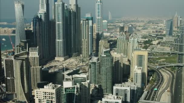 Luchtfoto van de skyline van de stad dubai — Stockvideo