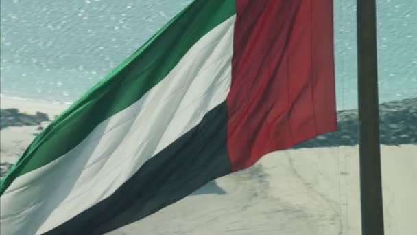 Drapeau national des Émirats arabes unis flottant sur la pole à Dubaï — Video