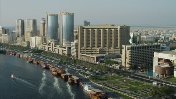 Vista aérea de Dubai Creek Waterfront — Vídeos de Stock