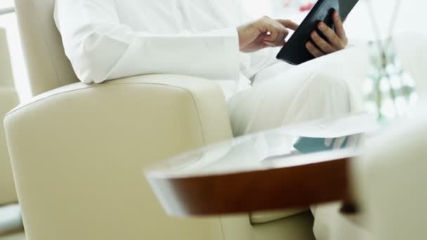 Homme d'affaires arabe utilisant une tablette numérique — Video