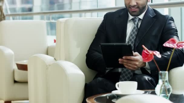 Uomo d'affari arabo utilizzando tablet digitale — Video Stock