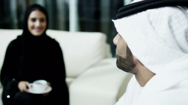 Arabo uomo d'affari e donna d'affari incontro in hotel — Video Stock