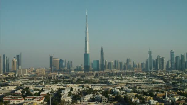 Dubais stadssilhuett med Burj Khalifa skyskrapa — Stockvideo