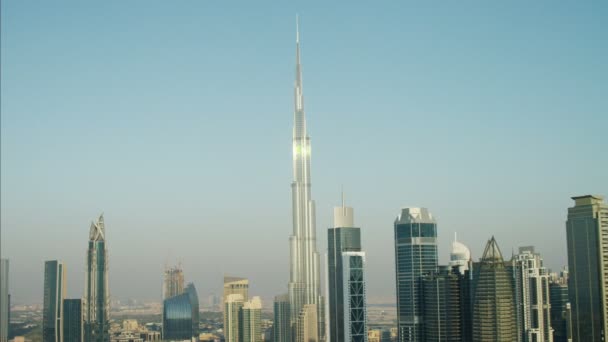 Dubai Burj Khalifa met stad wolkenkrabbers — Stockvideo