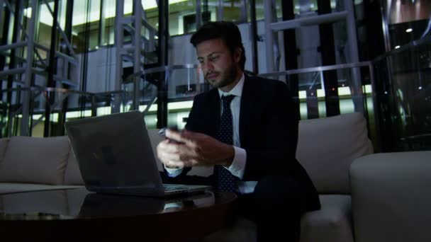 Arabisch zakenman die op laptop werken bij nacht — Stockvideo