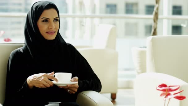 Arabische zakenvrouw koffie drinken — Stockvideo