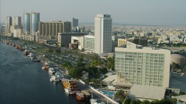 Luchtfoto van Dubai Creek Waterfront — Stockvideo