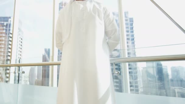 Uomo d'affari arabo in abito tradizionale — Video Stock