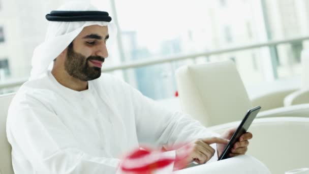 Arabský obchodník pomocí digitálních tabletu — Stock video