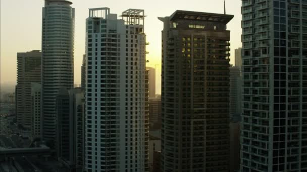 Luchtfoto van Dubai stad bij zonsondergang — Stockvideo