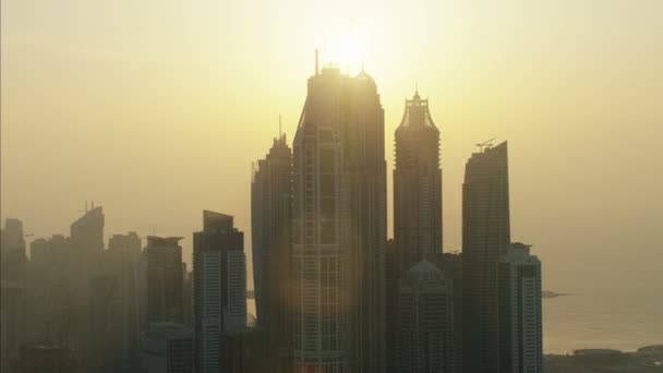 일몰 시 두바이 시의 항공 보기 — 비디오