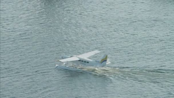 Avião marítimo em movimento na água em Dubai Creek — Vídeo de Stock