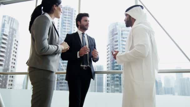 Reunión del equipo de negocios con un hombre de negocios árabe — Vídeo de stock