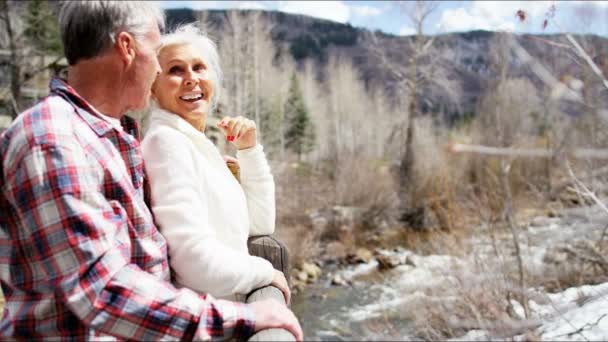 Starší pár, kteří požívají zimní dovolenou — Stock video
