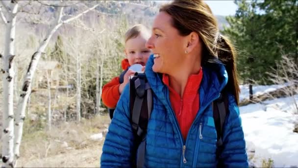 Мати з сином насолоджується прогулянкою в парку — стокове відео