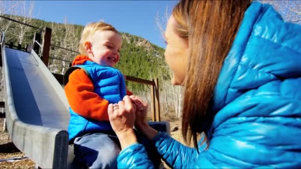 Mamma leker med sonen på lekplats — Stockvideo