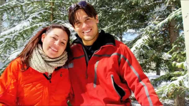 Pareja caucásica en estación de esquí de Aspen — Vídeo de stock