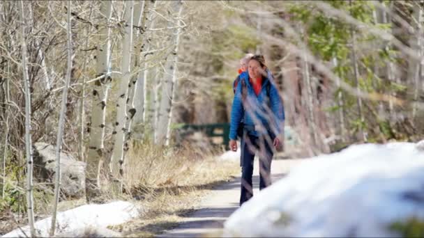 Mamma med son har promenad i park — Stockvideo