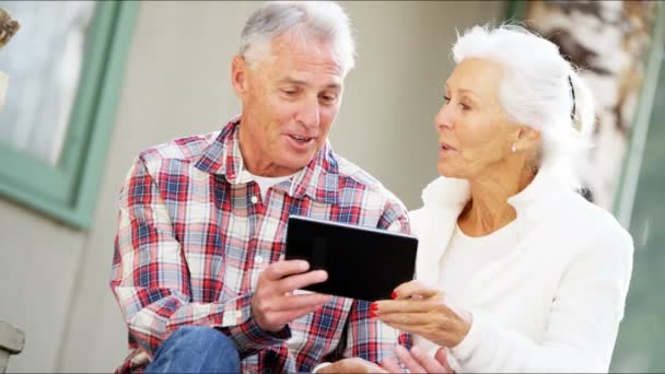 Couple aîné utilisant une tablette numérique — Video