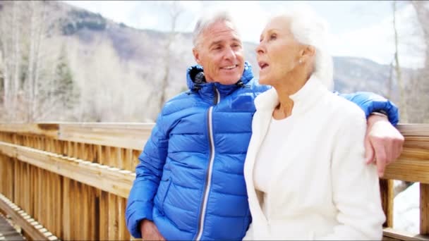 Casal sênior desfrutando férias de inverno — Vídeo de Stock