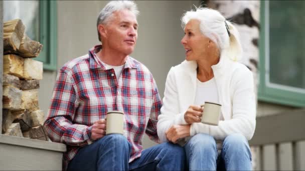 Senior paar koffie drinken op het terras — Stockvideo