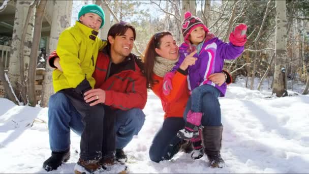 Familia con niños disfrutando de vacaciones de invierno — Vídeos de Stock