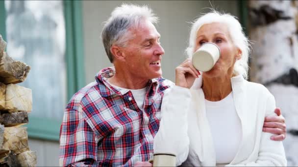 Äldre par dricka kaffe på verandan — Stockvideo