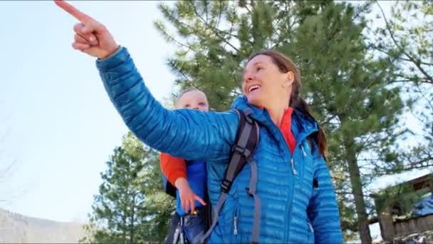 Мать с сыном наслаждается прогулкой в парке — стоковое видео